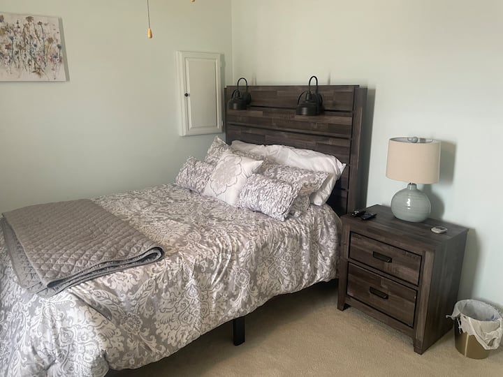 Private Bedroom With Queen Bed And Shared Bath - Greenville