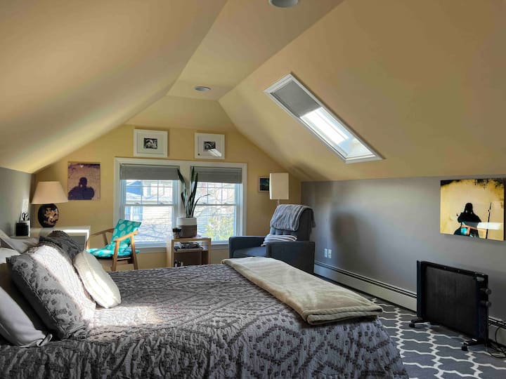 Sunny Large, 2-room Suite - East Side - Rhode Island