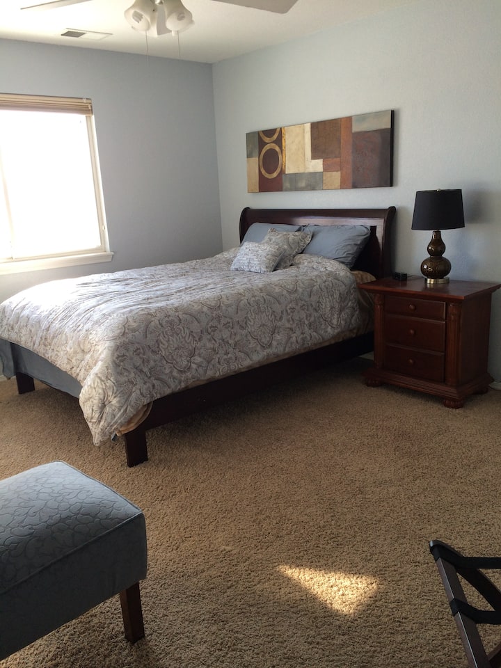 Large Sunny Room In Lovely Home - Fort Collins, CO