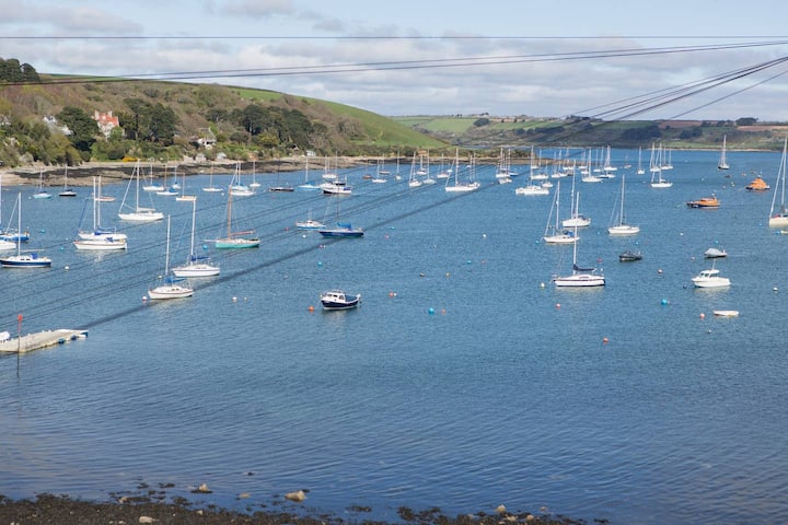 Stylish Harbour-front Apartment, Amazing Views - Falmouth University - Falmouth Campus