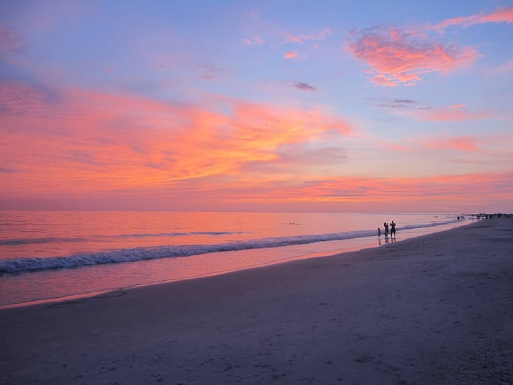 Espectacular Sunset Beach Gulf View 1bd Condo - St. Pete Beach, FL
