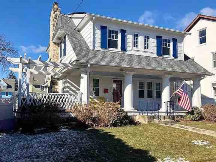 Cozy 4 Bedroom House With Covered Front Porch - White Plains, NY