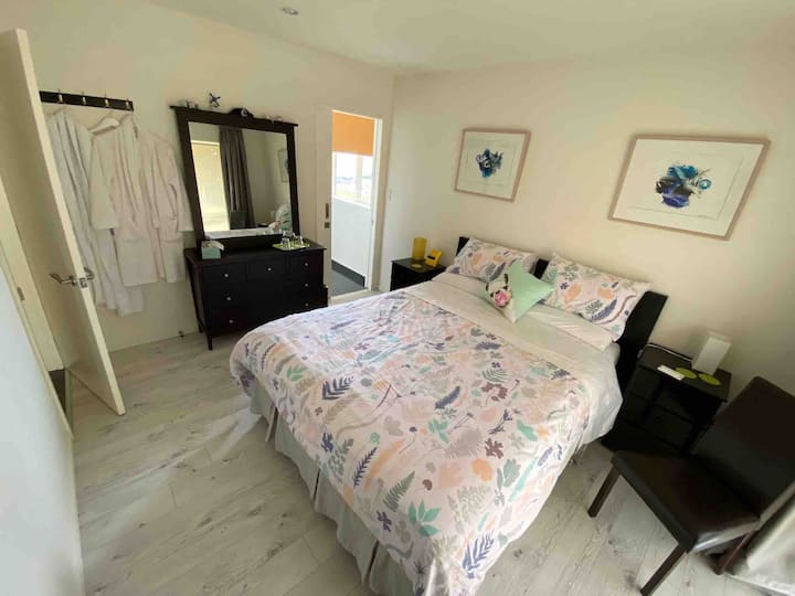 Queen Room With Private Bathroom
Breakfast Option - Oxford