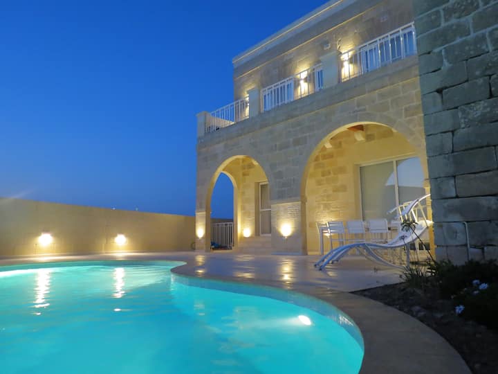 Encantadora Casa Tradicional Con Una Piscina Cubierta Y Al Aire Libre Situado En Un Callejón Viejo - Malta