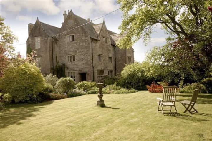 Enchanting 16th Century Manor With Walled Garden - Chepstow