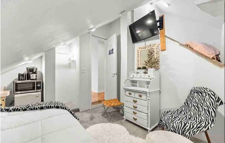 Netflix And Chill Is An Adorable Little Bedroom - Vancouver, WA