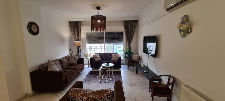 Elegant 3br Apartment, Close To Main Attractions - Amman