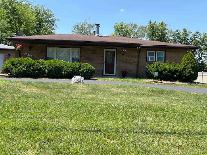 Tranquil 2 Bedroom Ranch Home - Homewood, IL