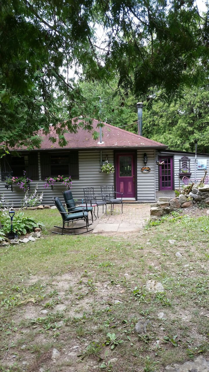 1950's Romantic & Whimsical Cottage On Gull River - カワーサレイクス