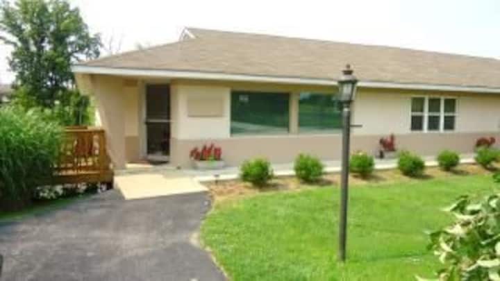 Spacious Suite  A | Near 6 Flags & Hidden Valley - Scotsdale, MO