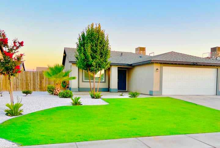 4-bedroom Modern Home With Parking On Premises. - Bakersfield, CA