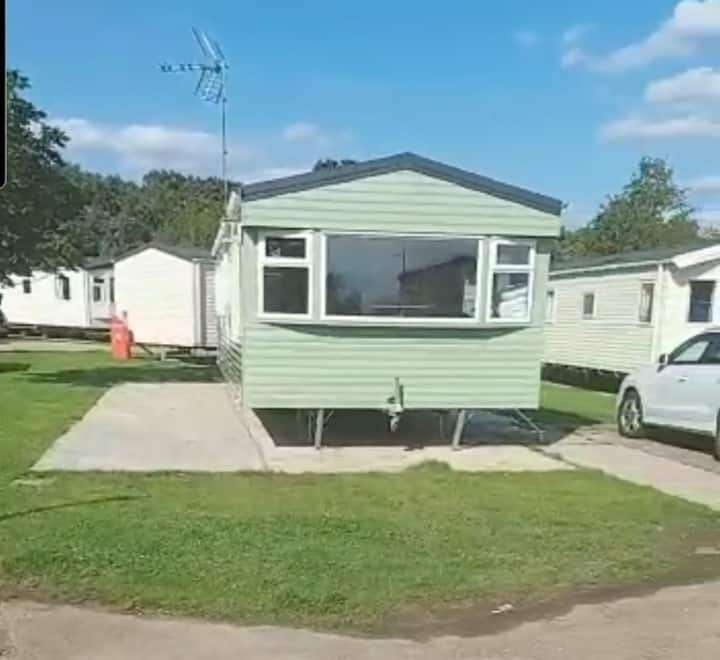 Newly Refurbished 8 Berth 3-bedroom Caravan, In Lively Surroundings. - Clacton-on-Sea