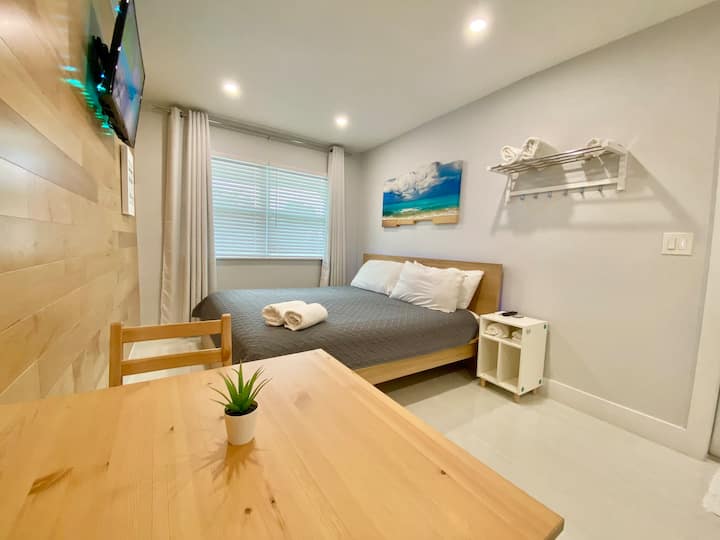 King Bed Beachy Chic Rain Shower Studio Apartment - Tamarac, FL