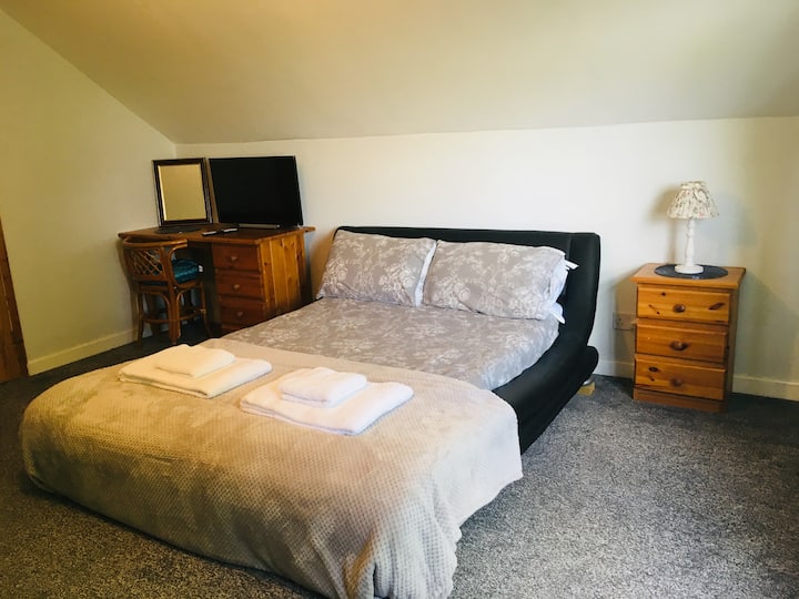 Large Double Bedroom, Dorset - Lulworth Cove