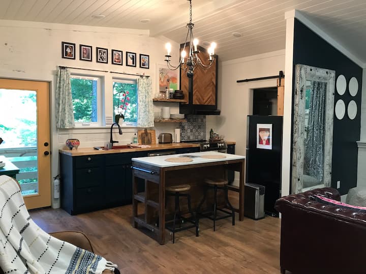 Sweethaus: Cool Cozy Cottage; Awesome Location - Asheville, NC