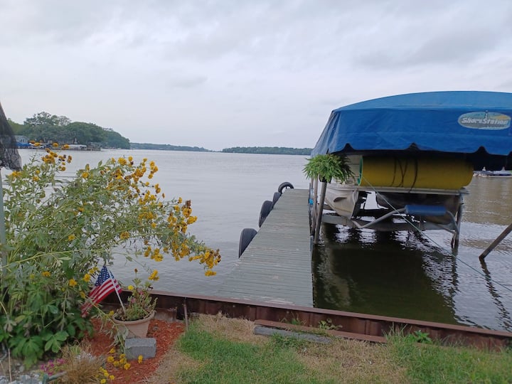 This Is A Vacation Spot! With A Million Dollar View! Bring Your Water Toys, Or Just Float Right Off The Pier, For Wonderful Swimming! - Lake County, IL