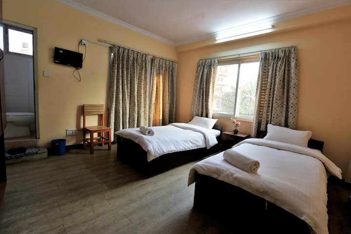 Family Style Hotel Room 301- Walk To Lively Thamel - Katmandú
