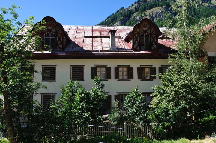 Grosses Engadiner Haus In Ardez - Tarasp