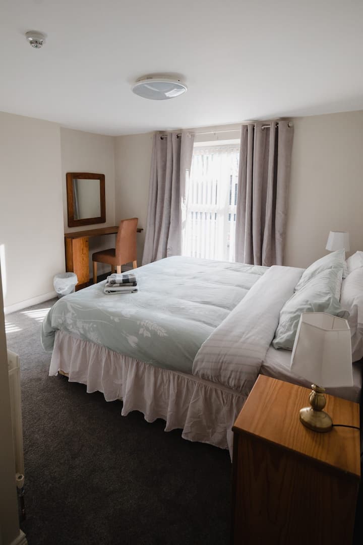 Comfortable & Bright Superking Room With Ensuite - Enniskillen