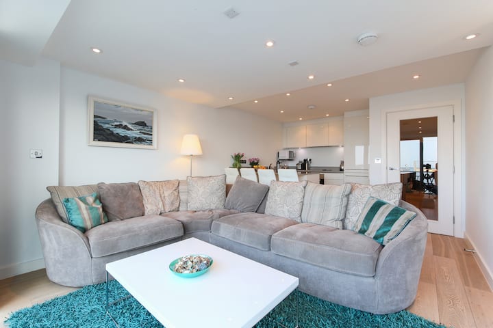 5* Contemporary Seafront Apartment With Parking - Fistral Beach