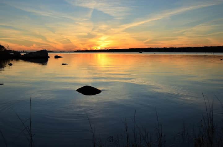 Stunning Sunsets On Quonnie Waterfront- 2 Kayaks, Beach Pass & Backyard Clamming - Rhode Island