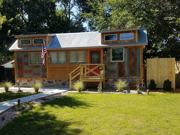 Rustic Retreat Tiny House - Nebraska