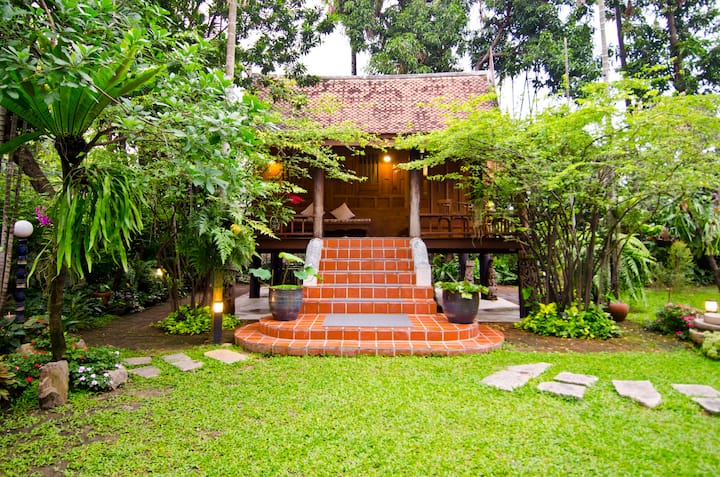 Cozy 1br Thai-style House | Big Garden | Dusit - 曼谷
