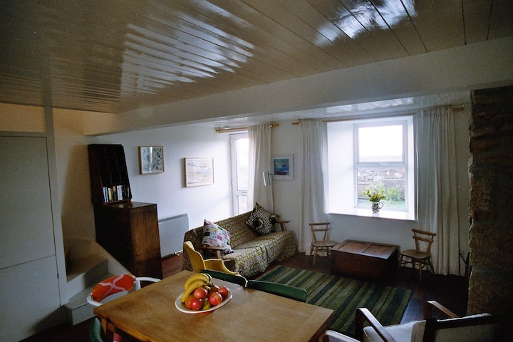 Stylish Cottage With Sea Views - Porthcurno