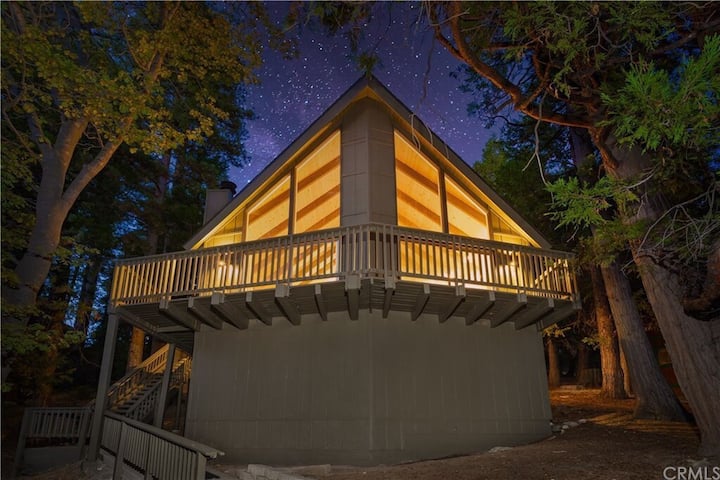 A In The Pines: Modern Family Friendly A-frame - Lake Arrowhead, CA