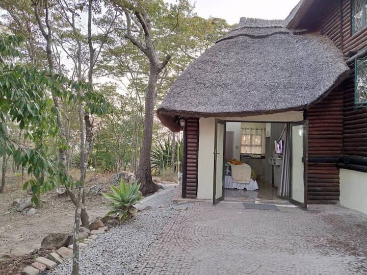 Unique Thatched Studio With Pool Access (Sss) - Harare