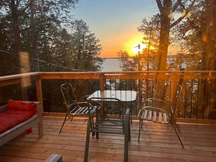 Beautiful, Clean 2 Bed Cottage & Great Bay Views! - Prince Edward