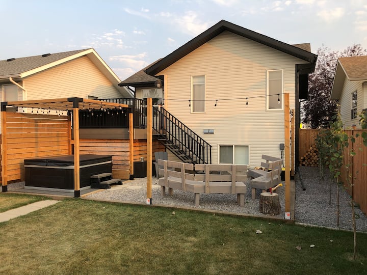 Cheerful Cozy 4-bedroom House With Hot Tub! - Red Deer