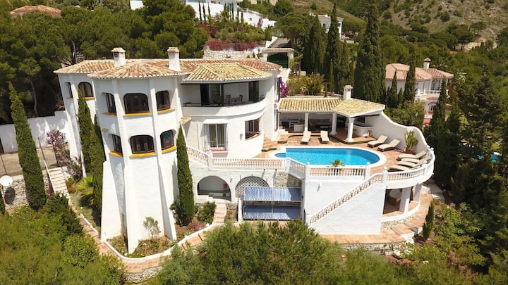 Schitterende Villa Met 4 Slaapkamers In Valtocado Met Spectaculaire Uitzichten Naar De Kust - Mijas