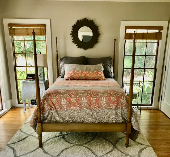 Lovely Room And Bath In Historic Duckpond Home - Gainesville, FL