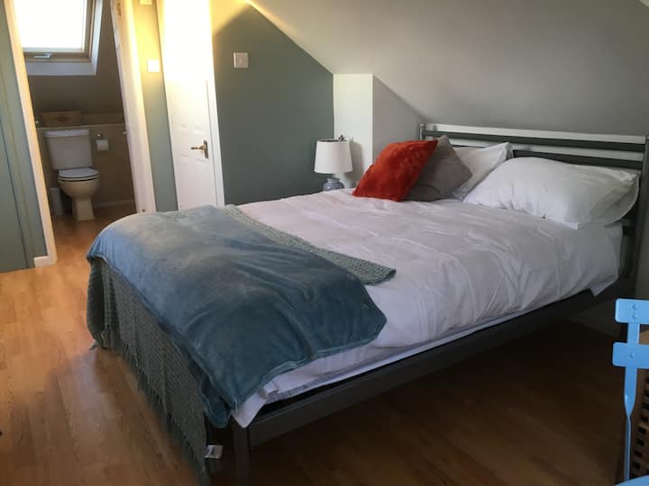 Fabulous Bright Attic Room With Private Bathroom - Southbourne