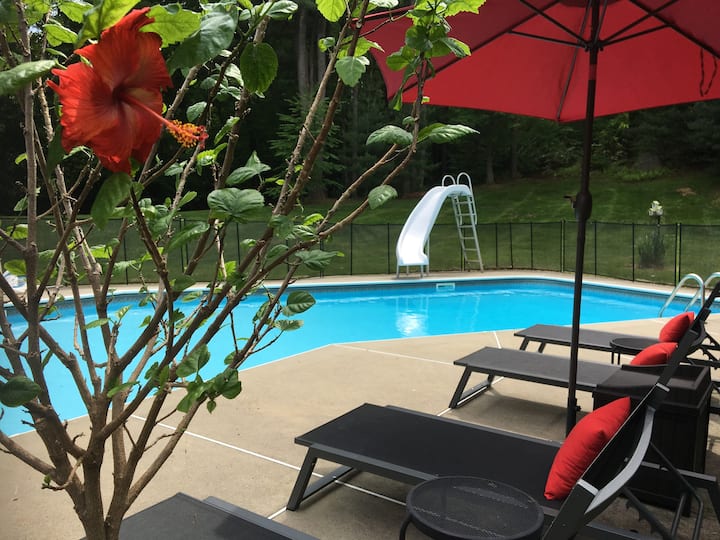 Garden Level Suite With Beautiful Pool - Newtown, CT