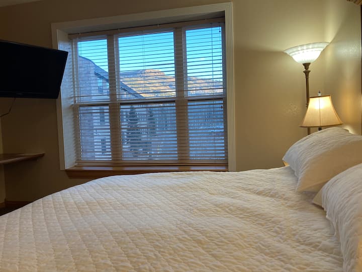 Newly Remodeled Cedar Breaks Lodge,1 Bedroom Suite In Main Building - Brian Head