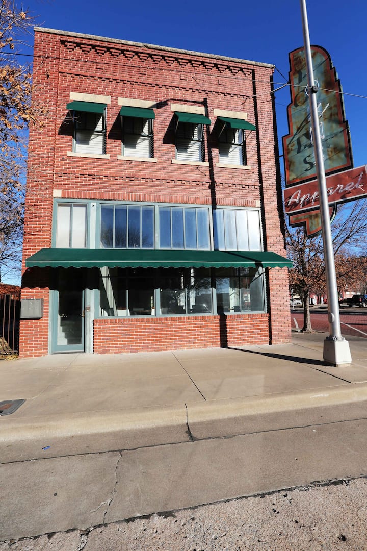 Industrial Downtown Apartment In Historical Bldg - Ponca City, OK