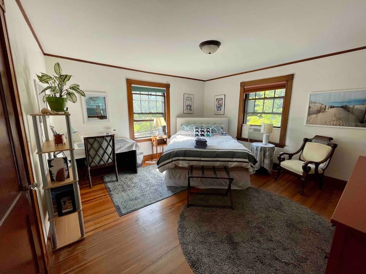 Large Sunny Room With Lovely Sitting Area. - Waltham, MA