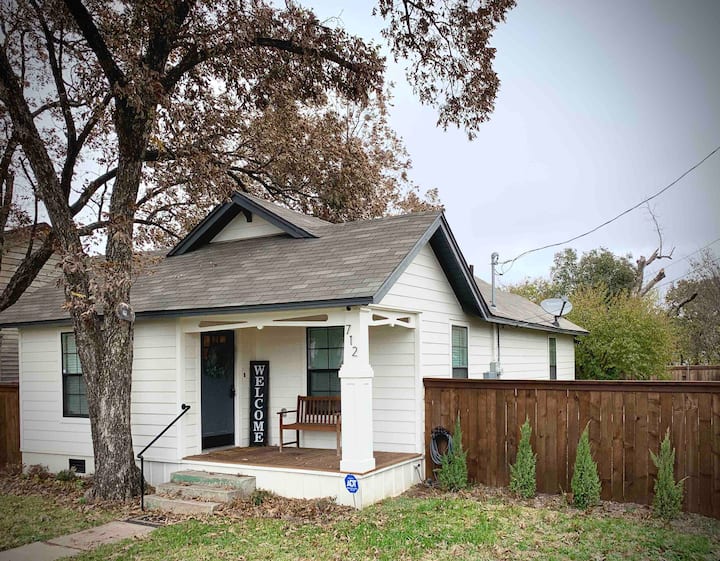 The Cute White Cottage-4 Blocks To Magnolia And Close To Baylor! - Waco, TX