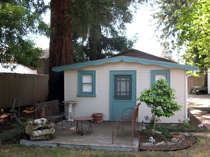 Cottage Under Redwoods - San Leandro, CA