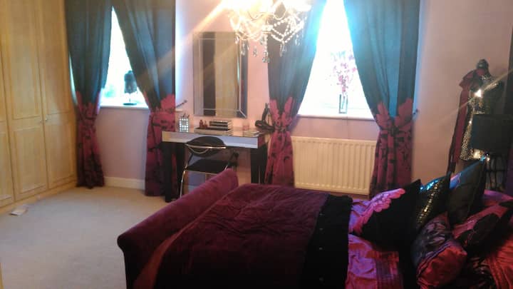 Moderndouble Bedroom With  En Suite - Cardiff