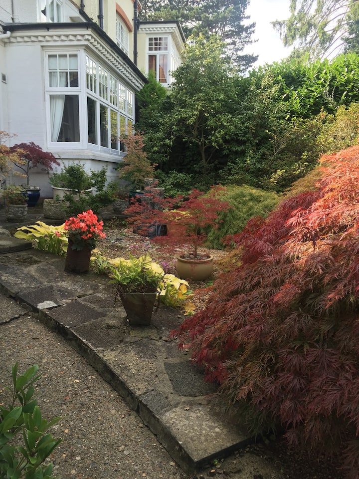 Edwardian House In Lovely Garden - Shere
