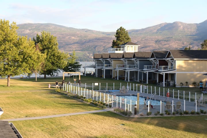 Boucherie Beach Cottage With Pool - Lake Front - West Kelowna