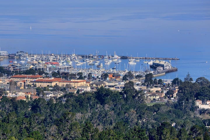Stunning Monterey Bay Harbor View At Your Fingertips 3 Bedrooms 3 Baths - Monterey, CA