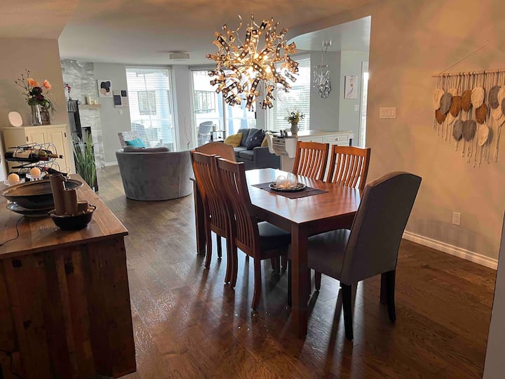 Chic & Central Downtown Room - Oak Bay