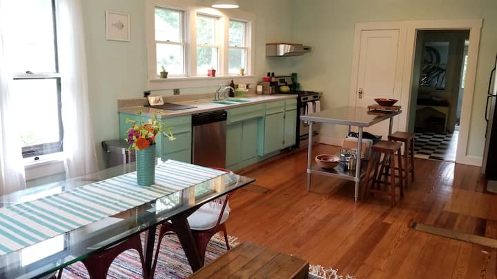 Bright & Open Home In Historic Prospect Hill - Bloomington, IN