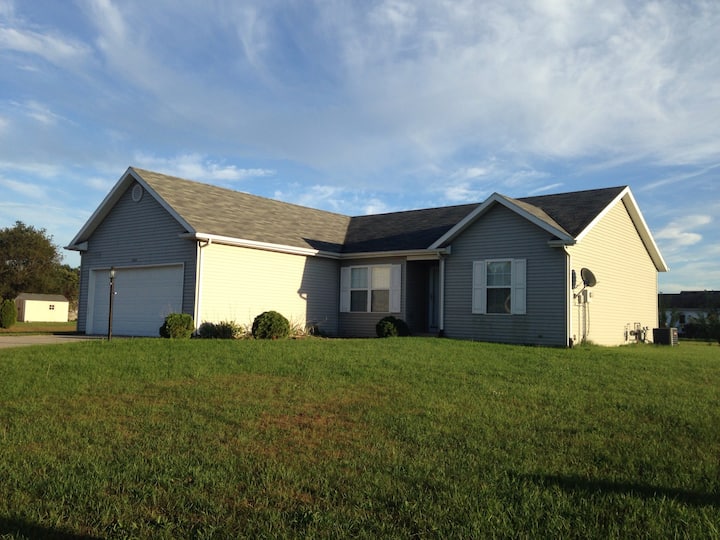 3 Br Home In Quiet Subdivision. - Elkhart, IN