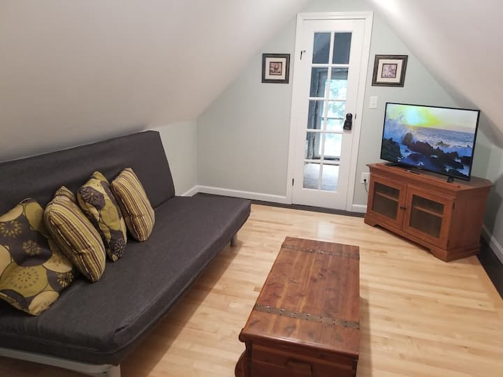 Newly Renovated Apartment Near Downtown Hudson - Animal Adventures Family Zoo & Rescue Center