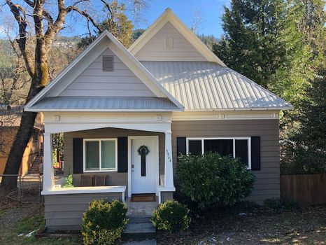 Craftsman Cottage, Dog Friendly - Dunsmuir, CA